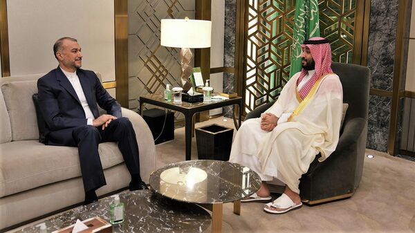 Em foto divulgada pelo Ministério das Relações Exteriores do Irã, o ministro Hossein Amirabdollahian, à esquerda, conversa com o príncipe herdeiro saudita Mohammed bin Salman, em Jidá, Arábia Saudita, 18 de agosto de 2023 - Sputnik Brasil