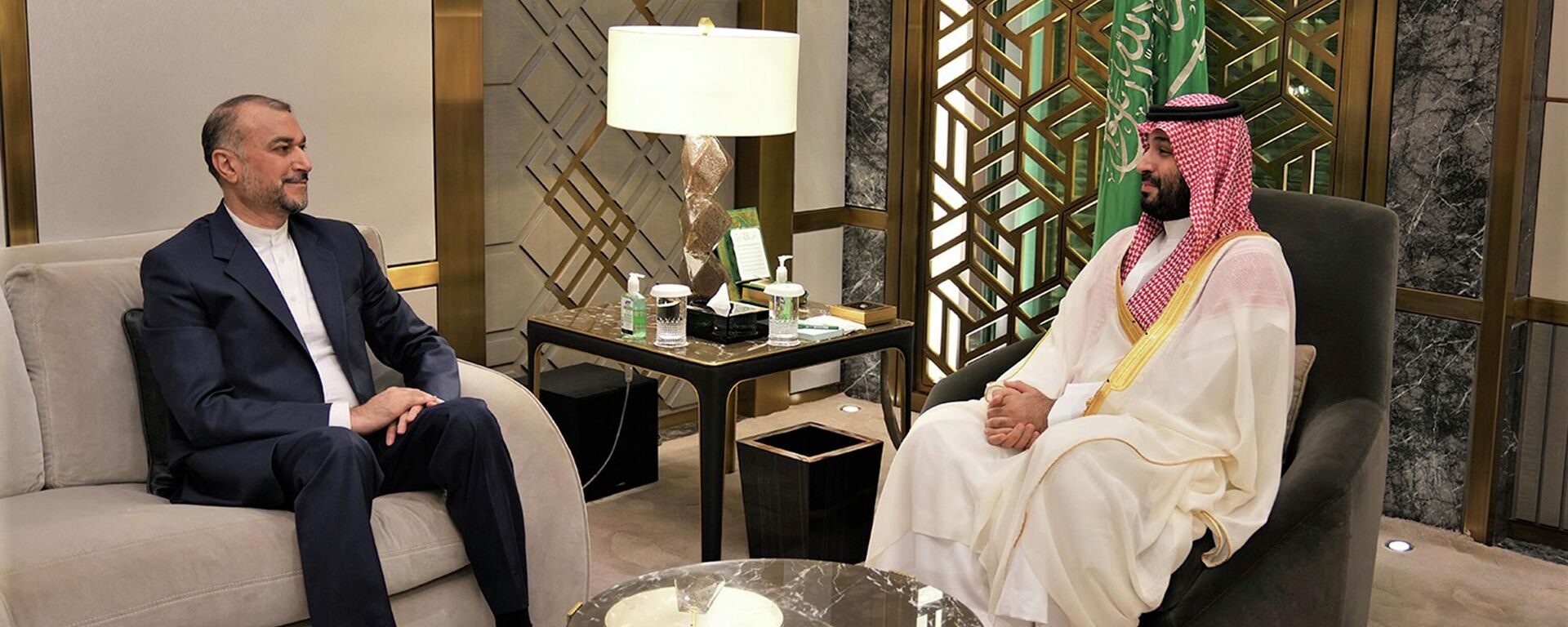 Em foto divulgada pelo Ministério das Relações Exteriores do Irã, o ministro Hossein Amirabdollahian, à esquerda, conversa com o príncipe herdeiro saudita Mohammed bin Salman, em Jidá, Arábia Saudita, 18 de agosto de 2023 - Sputnik Brasil, 1920, 18.08.2023