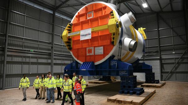 Funcionários ficam embaixo de um reator nuclear construído por framatome, durante uma visita à usina nuclear de Hinkley Point C, perto de Bridgwater, no sudoeste da Inglaterra, em 27 de abril de 2023 - Sputnik Brasil
