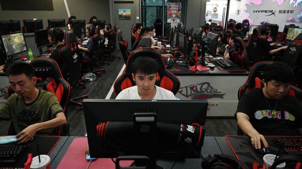 Pessoas jogam em computadores em um cibercafé em Pequim, China, 10 de setembro de 2021 - Sputnik Brasil