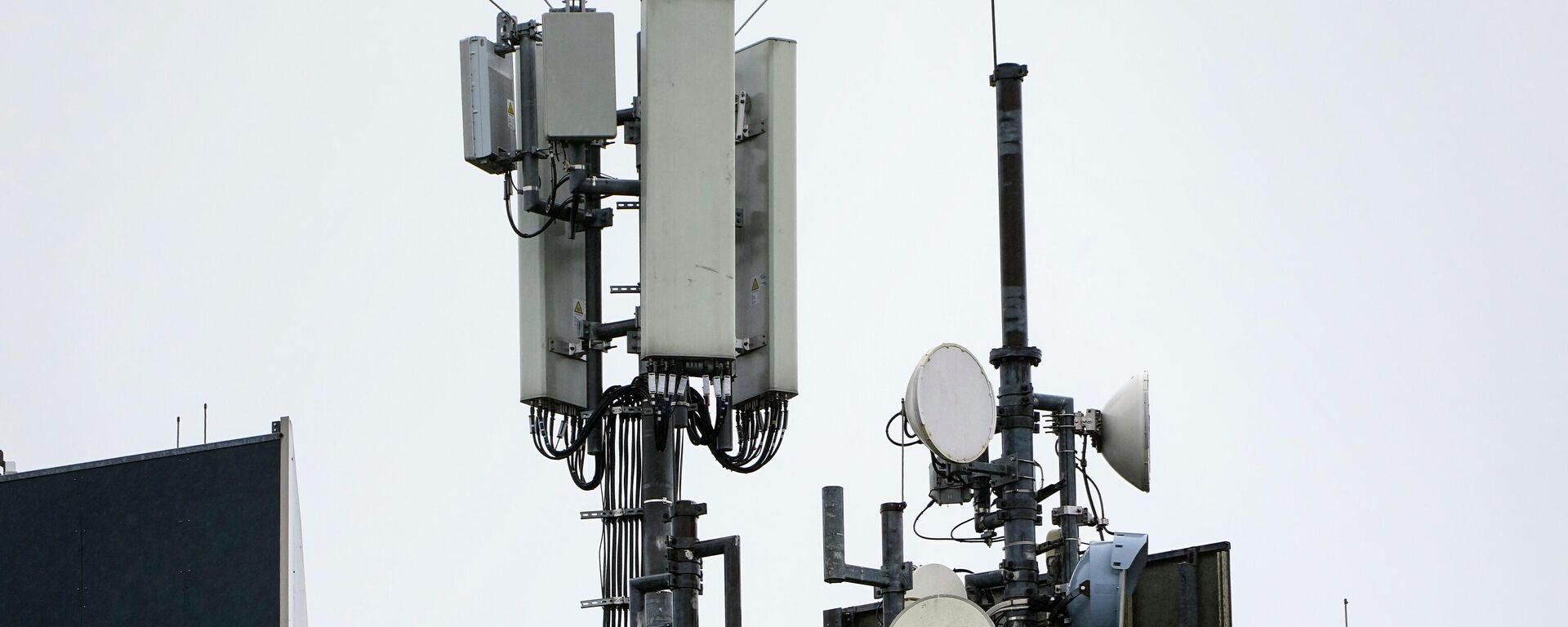 Mastros de rádio para comunicações móveis em um prédio em Gelsenkirchen, Alemanha, 7 de março de 2023 - Sputnik Brasil, 1920, 20.08.2023