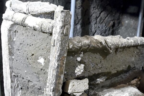 A mobília de um quarto destinado a escravos foi encontrada na vila romana de Civita Giuliana, a cerca de 600 metros das muralhas da antiga Pompeia. Na foto, é denunciada a situação de precariedade e subordinação. - Sputnik Brasil