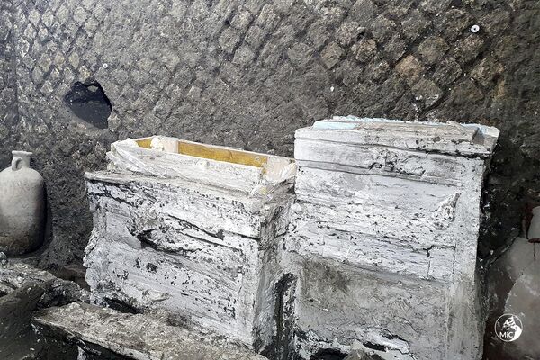 A mobília de um quarto destinado a escravos foi encontrada na vila romana de Civita Giuliana, a cerca de 600 metros das muralhas da antiga Pompeia. Na foto, é denunciada a situação de precariedade e subordinação. - Sputnik Brasil
