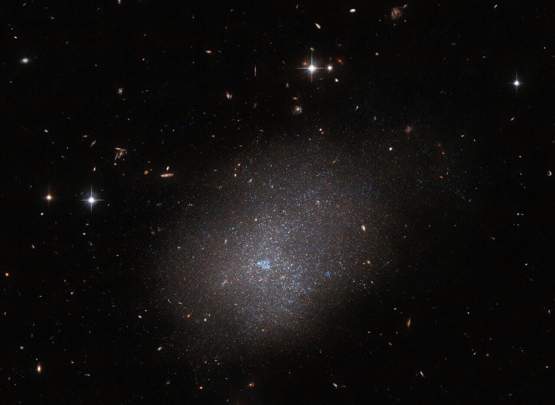 O Telescópio Espacial Hubble registrou a galáxia ESO 300-16, que está localizada a 28,7 milhões de anos-luz de distância da Terra, na constelação Eridanus - Sputnik Brasil, 1920, 21.08.2023