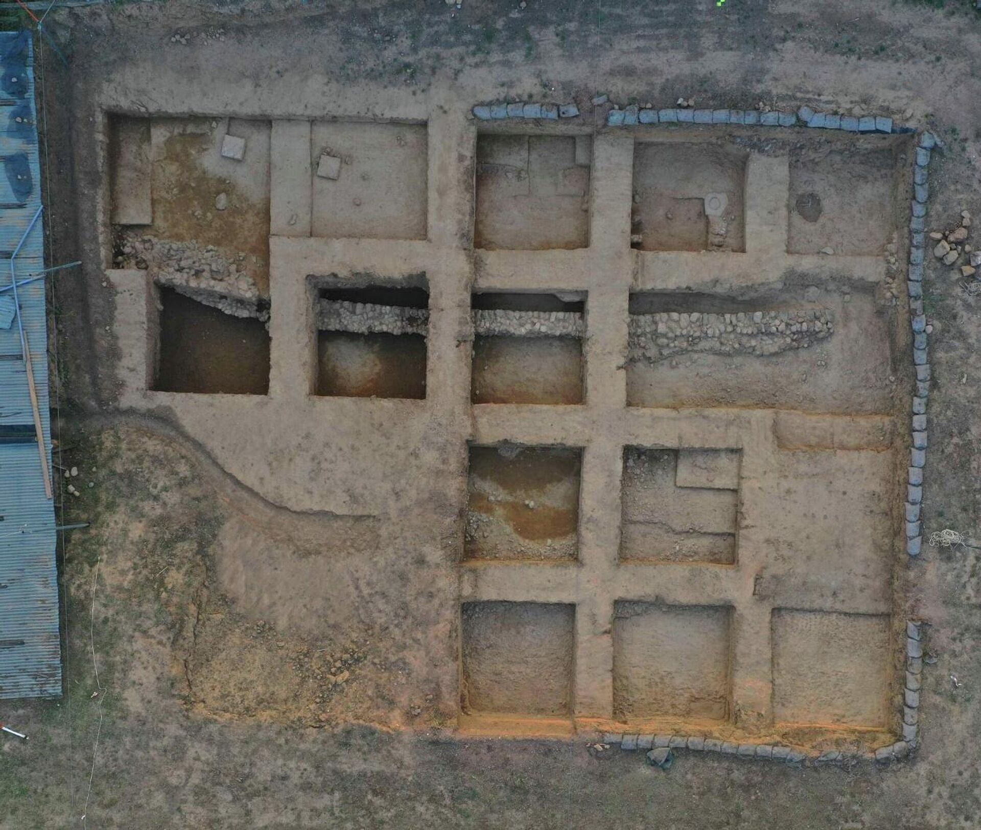 No local das escavações arqueológicas nas ruínas do antigo santuário de Poseidon Helikonios na Grécia - Sputnik Brasil, 1920, 21.08.2023