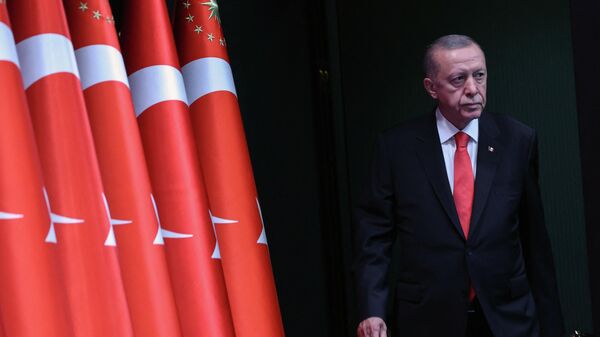 Recep Tayyip Erdogan, presidente turco, chega para falar com a mídia após reunião do gabinete no Complexo Presidencial em Ancara, Turquia, 21 de agosto de 2023 - Sputnik Brasil