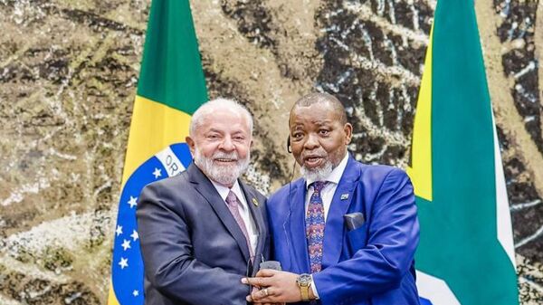 Luiz Inácio Lula da Silva e Gwede Mantashe na Cúpula do BRICS, África do Sul, 22 de agosto de 2023 - Sputnik Brasil