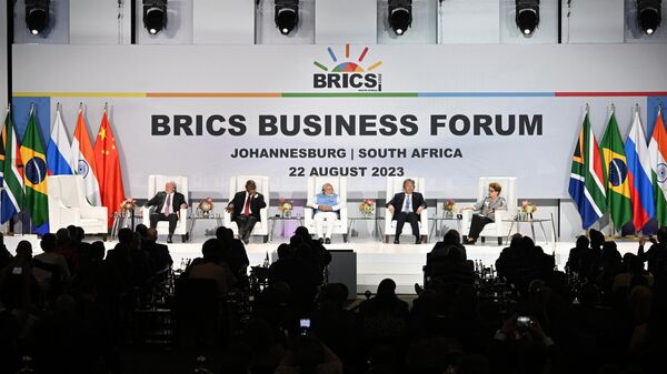O presidente brasileiro, Luiz Inácio Lula da Silva, o presidente sul-africano, Cyril Ramaphosa, o primeiro-ministro indiano, Narendra Modi, o ministro chinês do Comércio, Wang Wentao, e a presidente do Novo Banco de Desenvolvimento do BRICS, Dilma Rousseff, na 15ª Cúpula do BRICS. Joanesburgo, 22 de agosto de 2023 - Sputnik Brasil