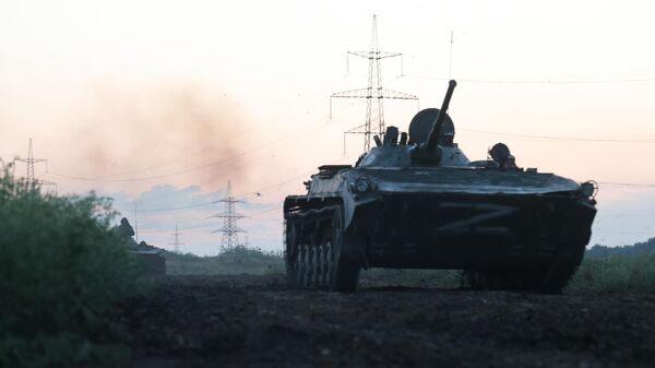 Veículo blindado BMP-2 russo em polígono de Donetsk - Sputnik Brasil