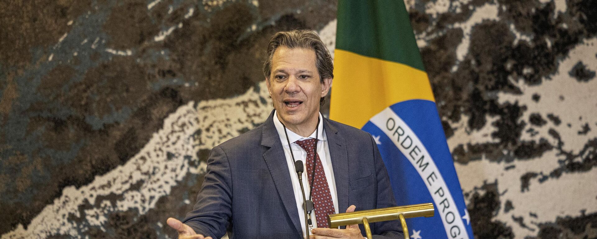 O Ministro da Fazenda brasileiro, Fernando Haddad, fala à imprensa em um evento paralelo durante a Cúpula do BRICS de 2023 em Joanesburgo, em 23 de agosto de 2023 - Sputnik Brasil, 1920, 23.08.2023