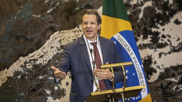 O Ministro da Fazenda brasileiro, Fernando Haddad, fala à imprensa em um evento paralelo durante a Cúpula do BRICS de 2023 em Joanesburgo, em 23 de agosto de 2023 - Sputnik Brasil