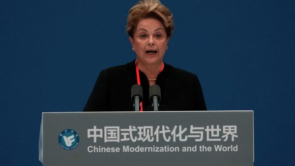Dilma Rousseff, ex-presidente do Brasil e presidente do Novo Banco de Desenvolvimento, fala durante o fórum intitulado Modernização Chinesa e o Mundo, realizado no The Grand Halls em Xangai, 21 de abril de 2023 - Sputnik Brasil