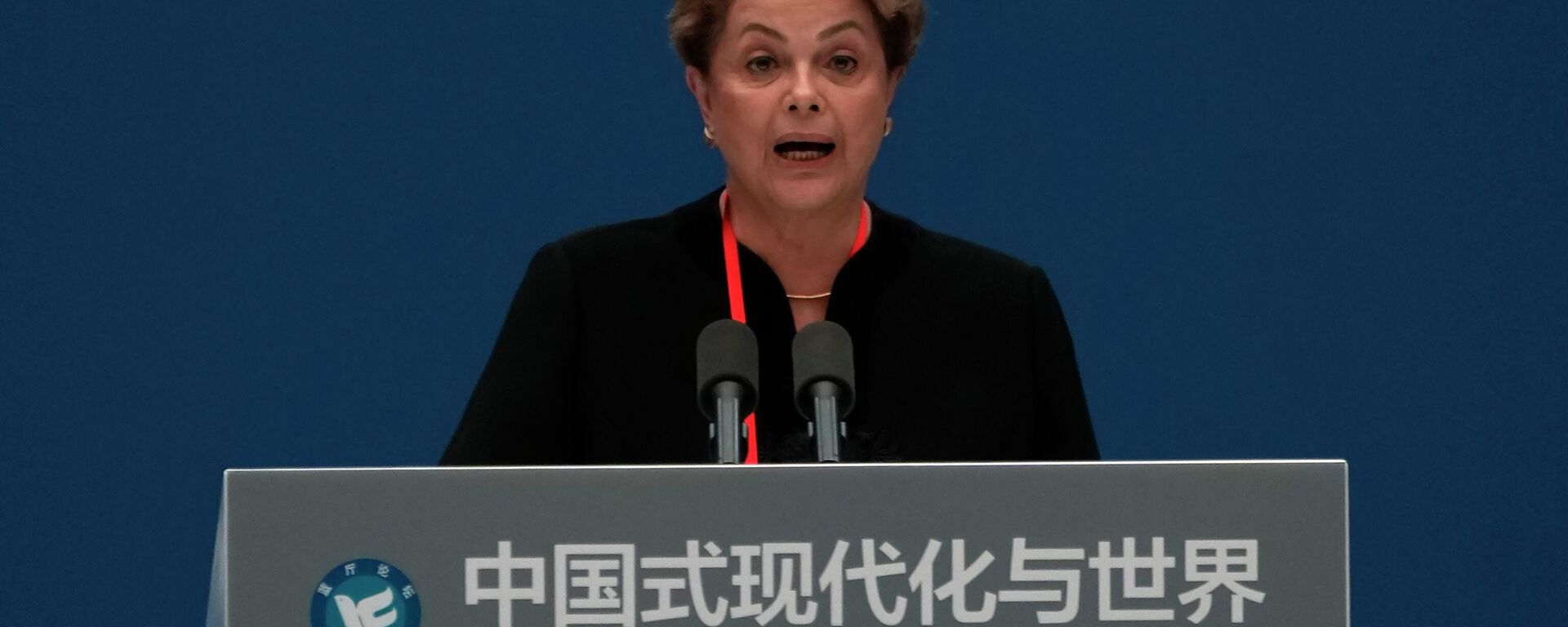 Dilma Rousseff, ex-presidente do Brasil e presidente do Novo Banco de Desenvolvimento, fala durante o fórum intitulado Modernização Chinesa e o Mundo, realizado no The Grand Halls em Xangai, 21 de abril de 2023 - Sputnik Brasil, 1920, 24.08.2023
