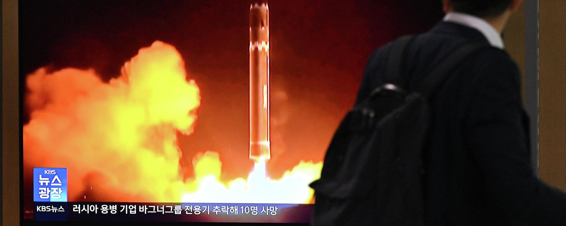 Homem passa por tela televisiva que mostra um noticiário com imagens de um teste de míssil da Coreia do Norte, em uma estação de trem em Seul, Coreia do Sul, 24 de agosto de 2023 - Sputnik Brasil, 1920, 01.09.2023