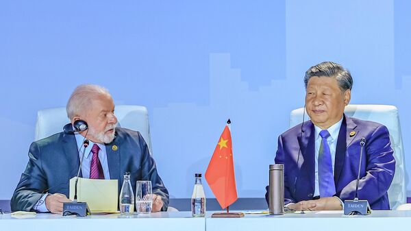 Presidente da República, Luiz Inácio Lula da Silva, durante sessão I do Diálogo de Amigos do BRICS, ao lado do homólogo chinês, Xi Jinping, 24 de agosto de 2023 - Sputnik Brasil