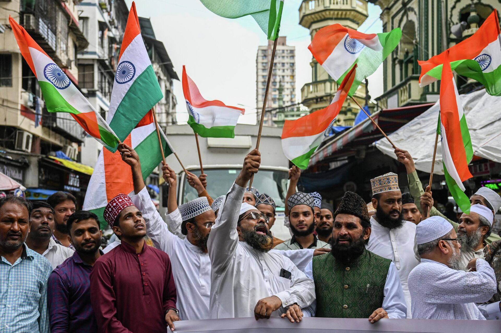 Muçulmanos agitam bandeiras nacionais enquanto comemoram o pouso bem-sucedido da espaçonave Chandrayaan-3 no polo sul da Lua, nas ruas de Mumbai, 24 de agosto de 2023 - Sputnik Brasil, 1920, 24.08.2023