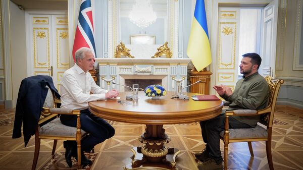O presidente ucraniano, Vladimir Zelensky (à direita), e o primeiro-ministro da Noruega, Jonas Gahr Store, conversam durante reunião em Kiev. Ucrânia, 24 de agosto de 2023 - Sputnik Brasil