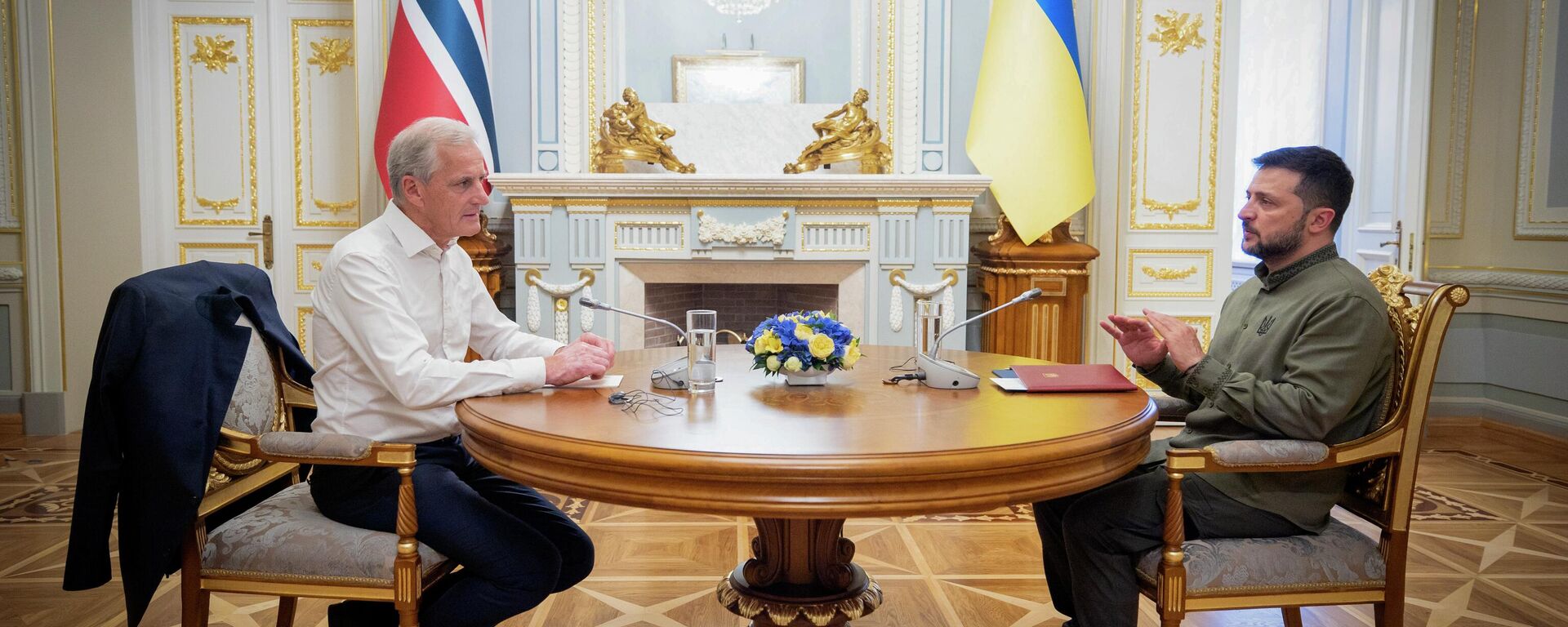O presidente ucraniano, Vladimir Zelensky (à direita), e o primeiro-ministro da Noruega, Jonas Gahr Store, conversam durante reunião em Kiev. Ucrânia, 24 de agosto de 2023 - Sputnik Brasil, 1920, 20.10.2023