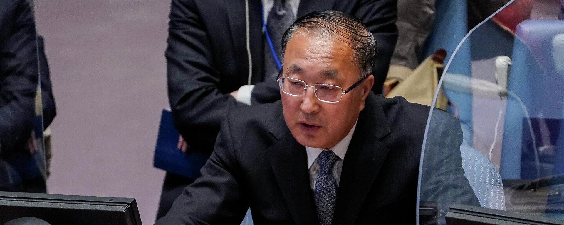 O representante permanente da China nas Nações Unidas, Zhang Jun, fala durante uma reunião do Conselho de Segurança das Nações Unidas (CSNU), na sede das Nações Unidas, 19 de abril de 2022 - Sputnik Brasil, 1920, 24.08.2023