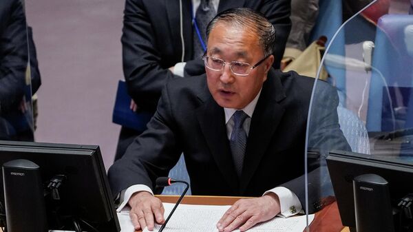 O representante permanente da China nas Nações Unidas, Zhang Jun, fala durante uma reunião do Conselho de Segurança das Nações Unidas (CSNU), na sede das Nações Unidas, 19 de abril de 2022 - Sputnik Brasil
