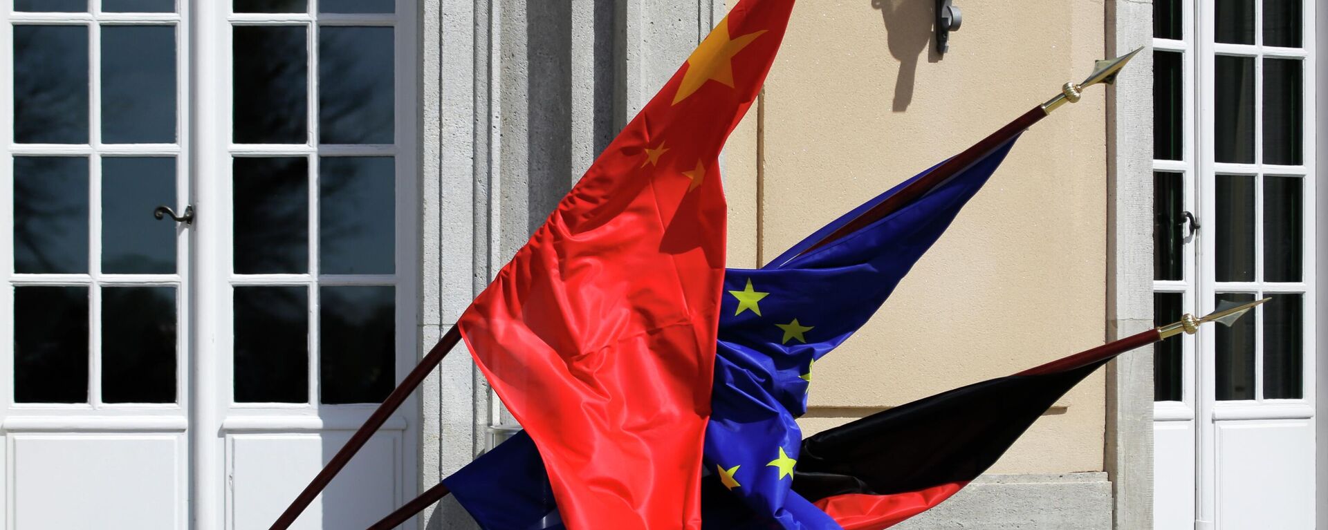 Bandeiras da China, Europa e Alemanha caem durante reunião de Sigmar Gabriel e Wang Yi, ministros das Relações Exteriores da Alemanha e da China, na casa de hóspedes do Ministério das Relações Exteriores em Berlim, Alemanha, 26 de abril de 2017 - Sputnik Brasil, 1920, 24.08.2023