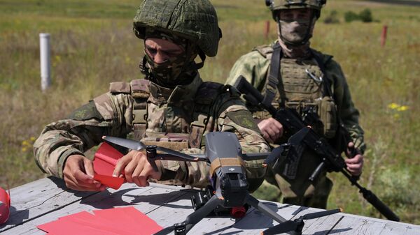 Militares das Forças Armadas da Rússia são treinados como operadores de drones na área da operação militar especial, foto publicada em 22 de julho de 2023 - Sputnik Brasil