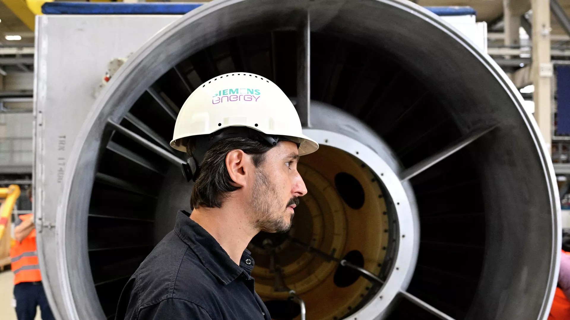 Funcionário da empresa alemã Siemens Energy em frente a uma turbina do gasoduto Nord Stream 1 na fábrica da Siemens Energy em Muelheim an der Ruhr, Alemanha, depois que o motor recebeu trabalho de manutenção no Canadá, 3 de agosto de 2022 - Sputnik Brasil, 1920, 25.08.2023
