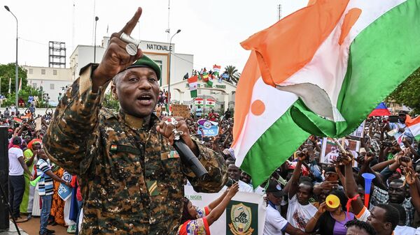O sargento e artista do Exército do Níger, Maman Sani Maigochi, se apresenta enquanto apoiadores do Conselho Nacional de Sefeguarda da Pátria (CNSP) do Níger se reúnem na Place de la Concertation em Niamey em 20 de agosto de 2023 - Sputnik Brasil