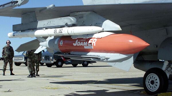 Bomba JDAM-ER exibida em um caça F-16 no Novo México, EUA (imagem de arquivo) - Sputnik Brasil