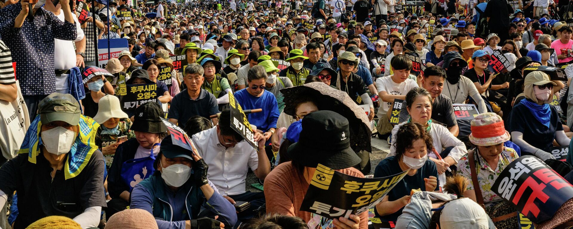Pessoas participam de protesto contra a descarga pelo Japão da radioativa tratada da usina nuclear de Fukushima, em Seul, Coreia do Sul, 26 de agosto de 2023 - Sputnik Brasil, 1920, 26.08.2023