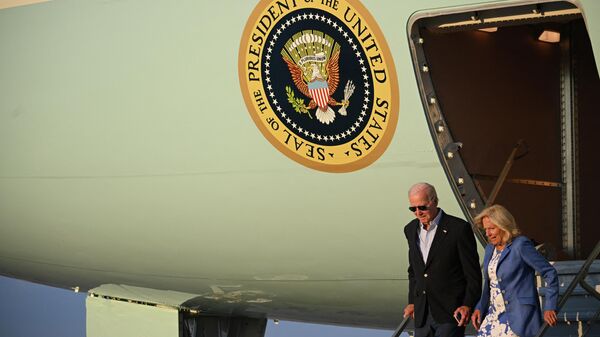 Joe Biden, presidente dos EUA, e Jill Biden, primeira-dama, descem do avião presidencial Air Force One na Base Aérea de Andrews, em Maryland, EUA, 26 de agosto de 2023 - Sputnik Brasil