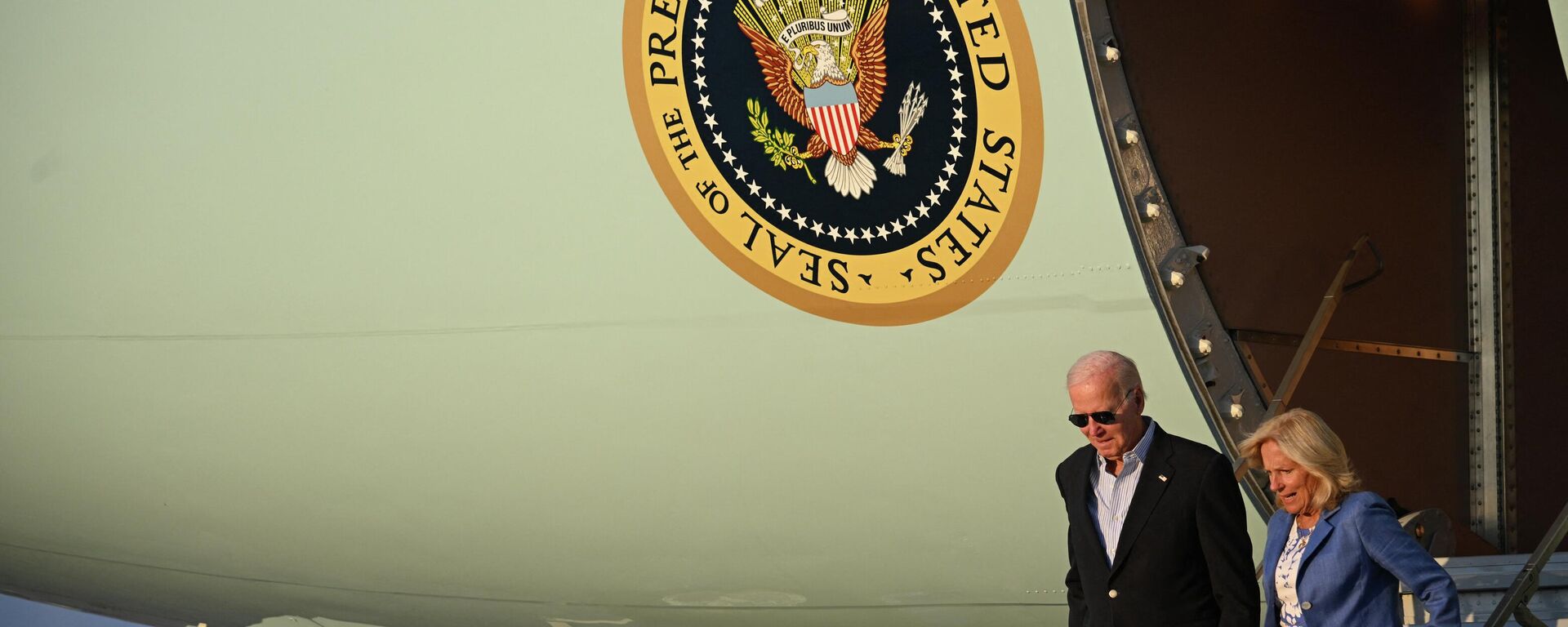 Joe Biden, presidente dos EUA, e Jill Biden, primeira-dama, descem do avião presidencial Air Force One na Base Aérea de Andrews, em Maryland, EUA, 26 de agosto de 2023 - Sputnik Brasil, 1920, 27.08.2023