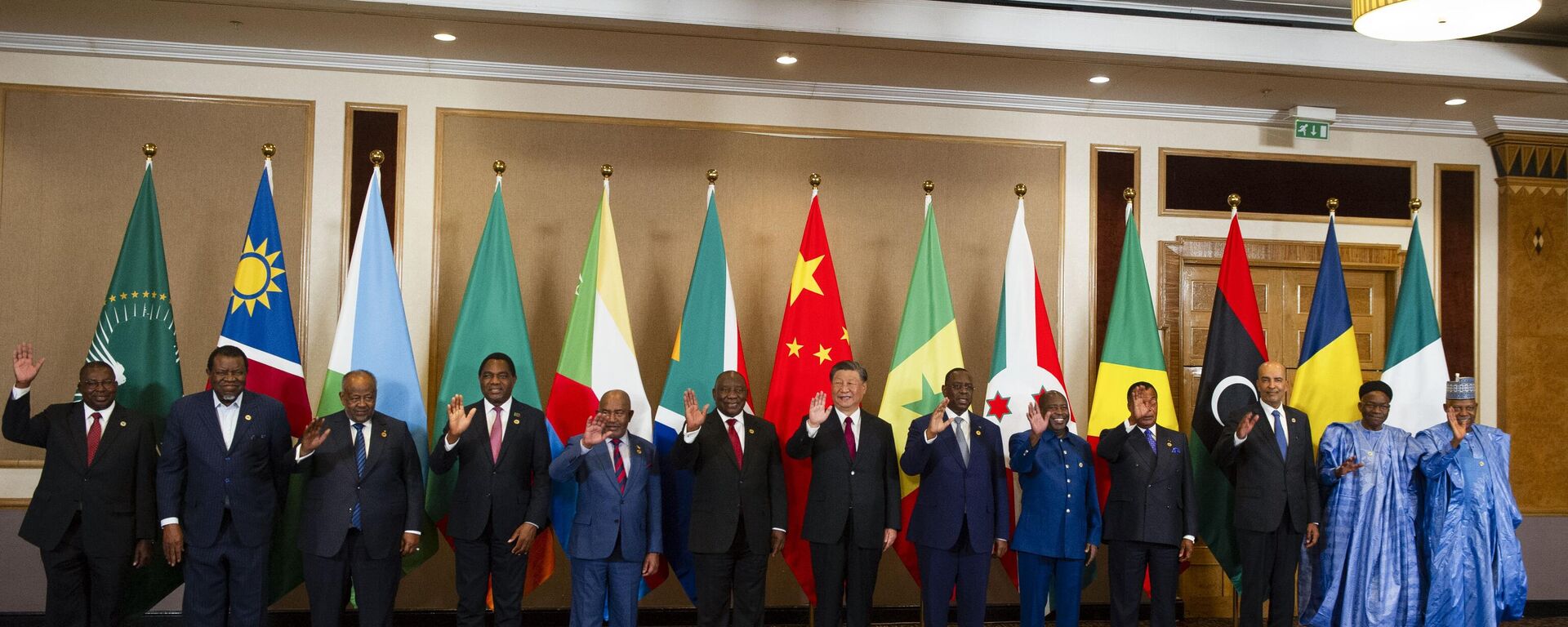 Xi Jinping, presidente da China (no centro), e Xi Jinping, presidente da África do Sul, à sua esquerda, posam para foto no Diálogo de Mesa Redonda de Líderes China-África no último dia da Cúpula do BRICS, em Joanesburgo, África do Sul, 24 de agosto de 2023 - Sputnik Brasil, 1920, 29.08.2023