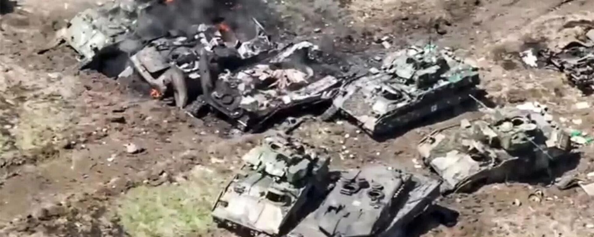 Um tanque Leopard 2 e um veículo de combate Bradley entre vários veículos ucranianos destruídos - Sputnik Brasil, 1920, 13.04.2024