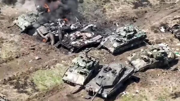 Um tanque Leopard 2 e um veículo de combate Bradley entre vários veículos ucranianos destruídos - Sputnik Brasil