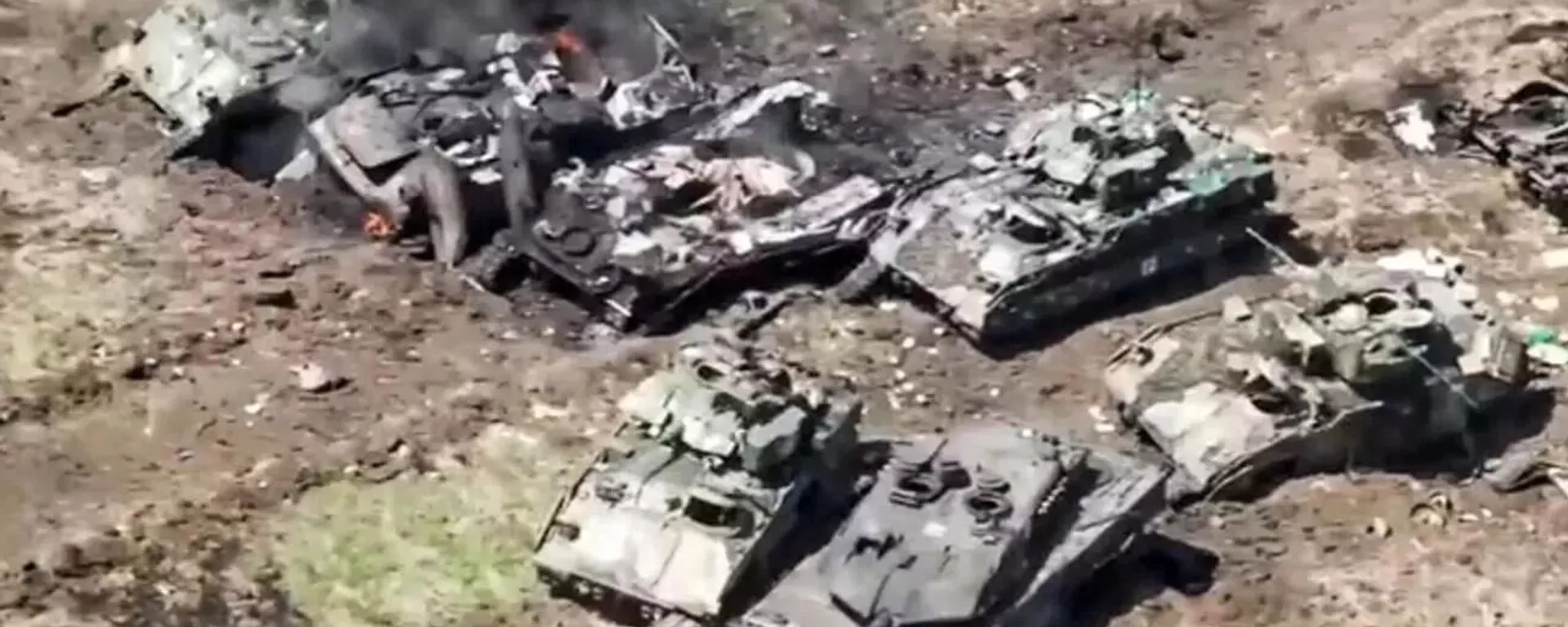 Um tanque Leopard 2 e um veículo de combate Bradley entre vários veículos ucranianos destruídos - Sputnik Brasil, 1920, 13.04.2024