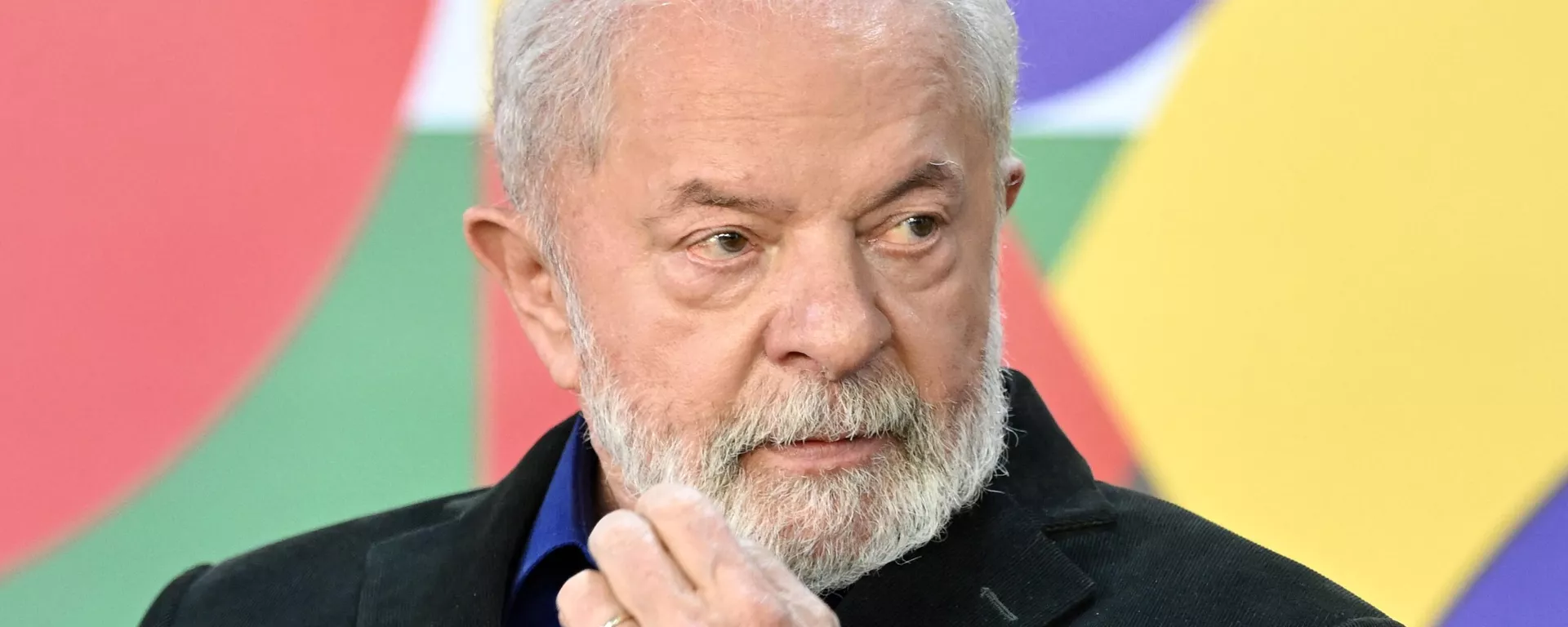 O presidente brasileiro Luiz Inácio Lula da Silva gesticula durante a assinatura da nova lei que aumenta o reajuste anual do salário mínimo no Palácio do Planalto, em Brasília, em 28 de agosto de 2023 - Sputnik Brasil, 1920, 29.08.2023