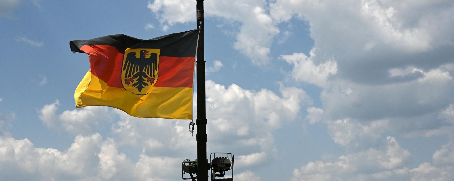 Bandeira alemã hasteada em um veículo militar na base militar de Kaufbeuren, Alemanha, em 17 de junho de 2023 - Sputnik Brasil, 1920, 29.08.2023