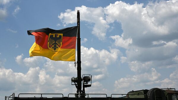 Bandeira alemã hasteada em um veículo militar na base militar de Kaufbeuren, Alemanha, em 17 de junho de 2023 - Sputnik Brasil