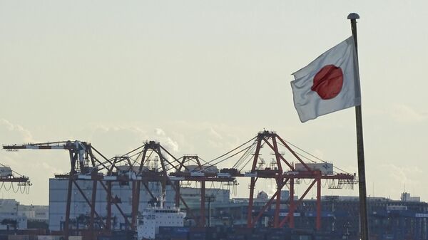 Uma bandeira japonesa é hasteada perto do cais de um terminal de contêineres em Tóquio. As exportações e importações do Japão aumentaram rapidamente em julho, refletindo uma recuperação na demanda na China - Sputnik Brasil
