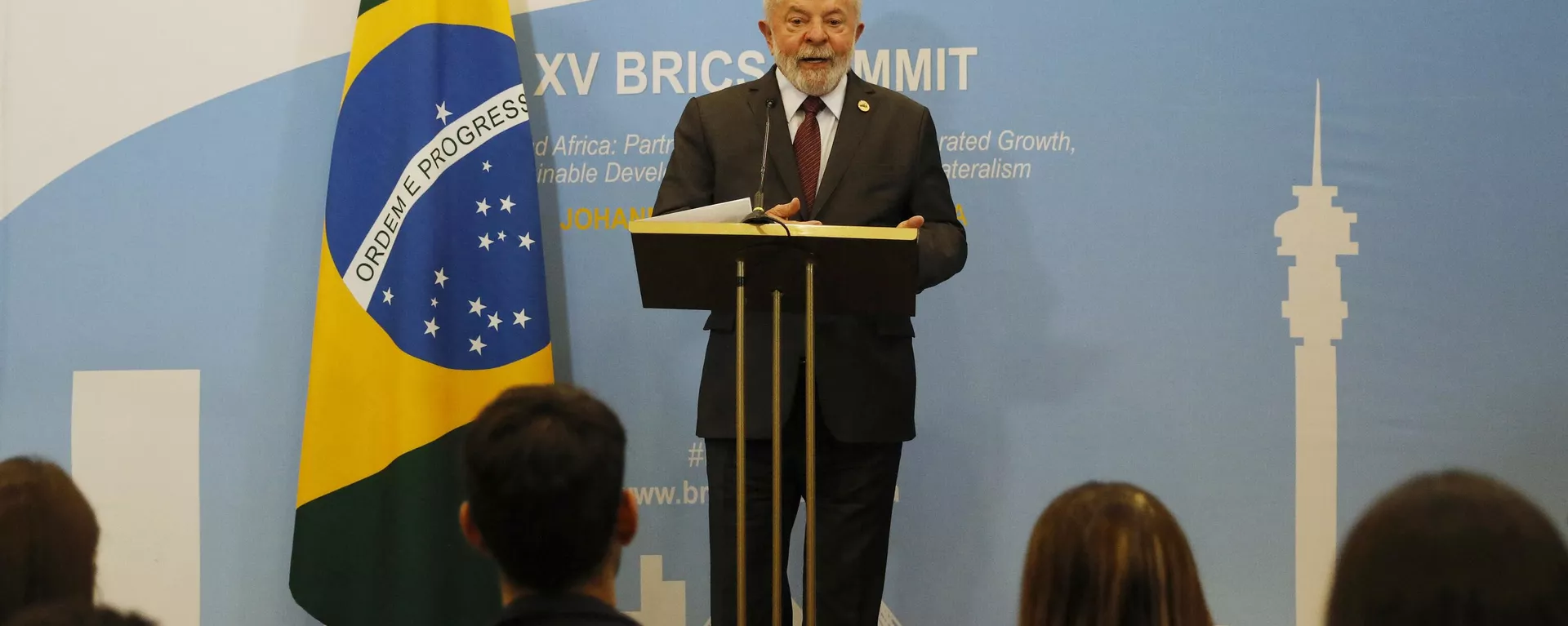 O presidente Luiz Inácio Lula da Silva, conduz uma coletiva de imprensa após a conclusão da Cúpula do BRICS de 2023 no Leonardo Hotel em Sandton, Joanesburgo, 24 de agosto de 2023 - Sputnik Brasil, 1920, 29.08.2023