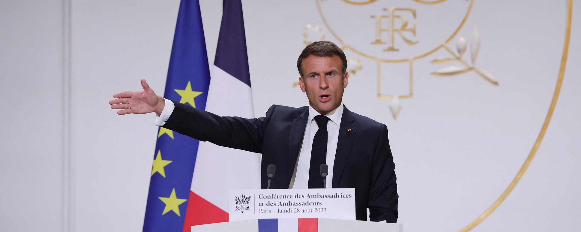 O presidente francês Emmanuel Macron dirige-se aos embaixadores franceses durante a conferência de embaixadores no Palácio do Eliseu, em Paris, em 28 de agosto de 2023 - Sputnik Brasil, 1920, 26.09.2023