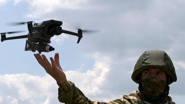Um militar russo é visto usando um drone na zona de operações militares especiais da Ucrânia - Sputnik Brasil