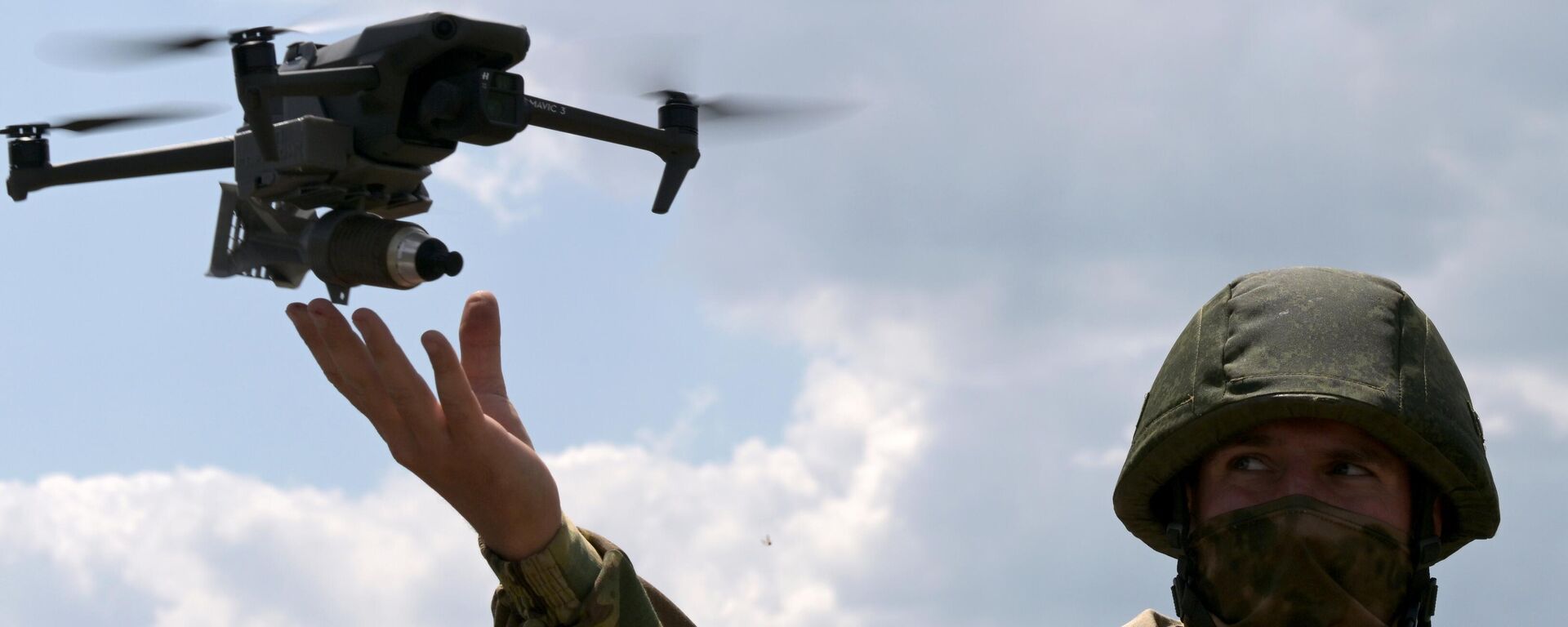 Um militar russo é visto usando um drone na zona de operações militares especiais da Ucrânia - Sputnik Brasil, 1920, 31.10.2023