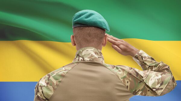 Soldado coma bandeira do Gabão - Sputnik Brasil
