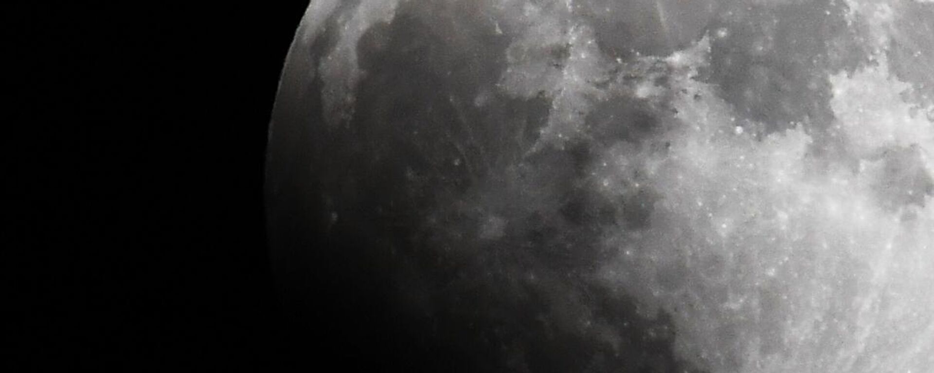 Eclipse lunar visto em Vladivostok, Rússia, 8 de novembro de 2022 - Sputnik Brasil, 1920, 30.08.2023