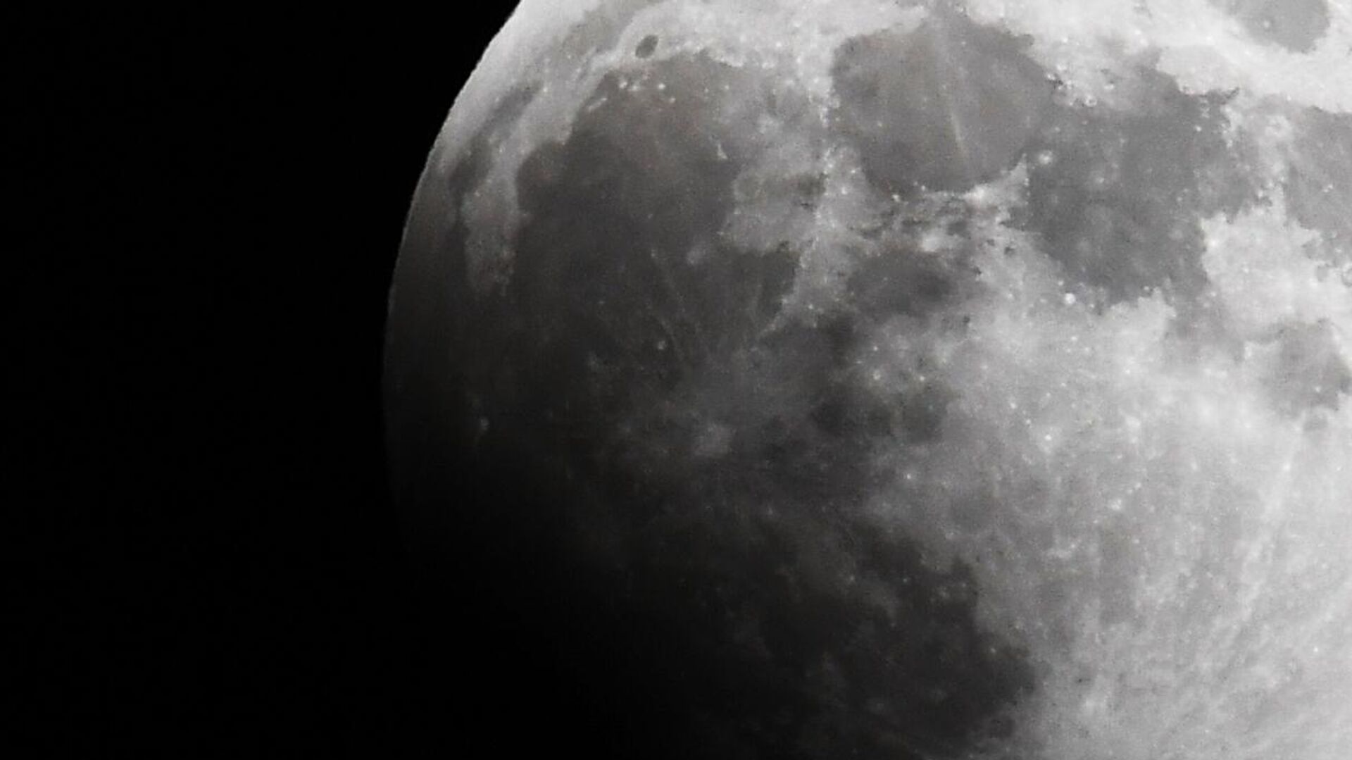 Eclipse lunar visto em Vladivostok, Rússia, 8 de novembro de 2022 - Sputnik Brasil, 1920, 07.02.2024