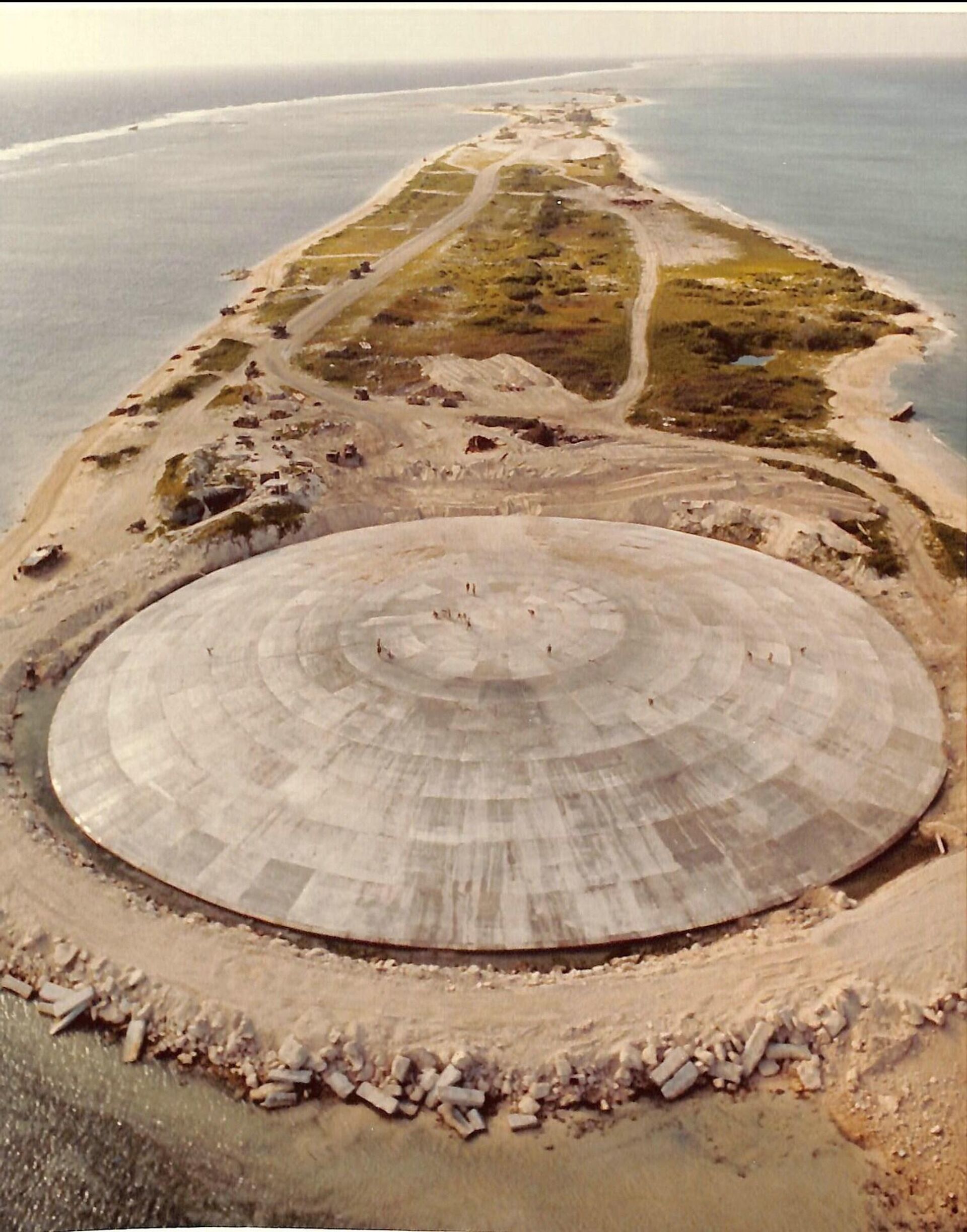 Vista aérea da Cúpula de Runit. A cúpula está na cratera criada pelo teste de armas nucleares Cactus realizado em 1958 - Sputnik Brasil, 1920, 30.08.2023