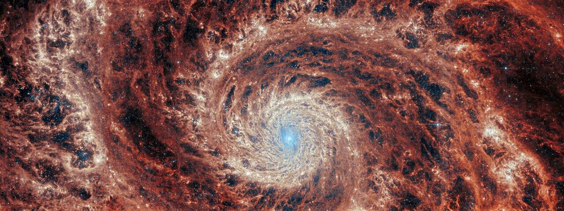 O Telescópio Espacial James Webb registrou a imagem dos extensos e coloridos braços da galáxia Redemoinho, também conhecido como M51 e NGC 5194, localizada a aproximadamente 27 milhões de anos-luz - Sputnik Brasil, 1920, 30.08.2023
