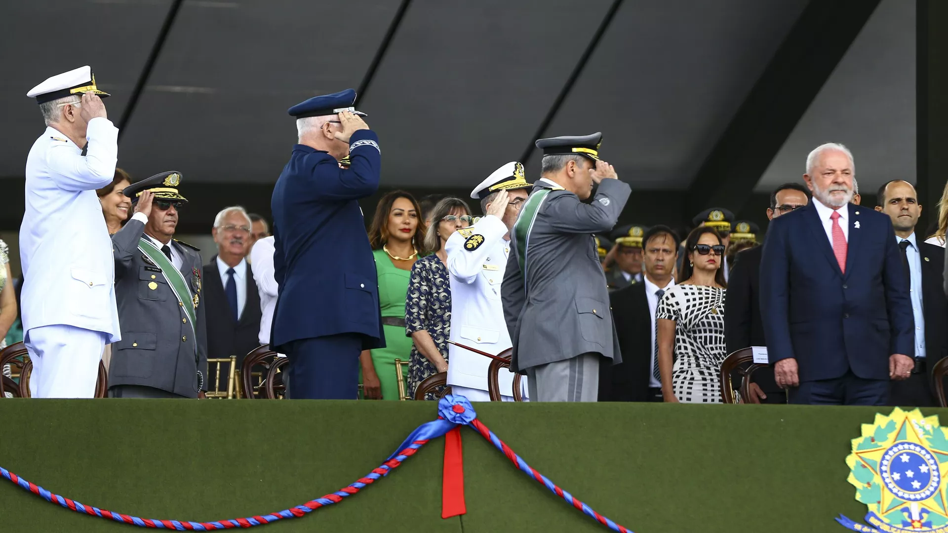 Os comandantes das Forças Armadas e o presidente Luiz Inácio Lula da Silva durante cerimônia comemorativa do Dia do Exército, no Quartel-General do Exército, em Brasília, 19 de abril de 2023 - Sputnik Brasil, 1920, 30.08.2023